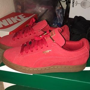 Red puma suede 8Y
